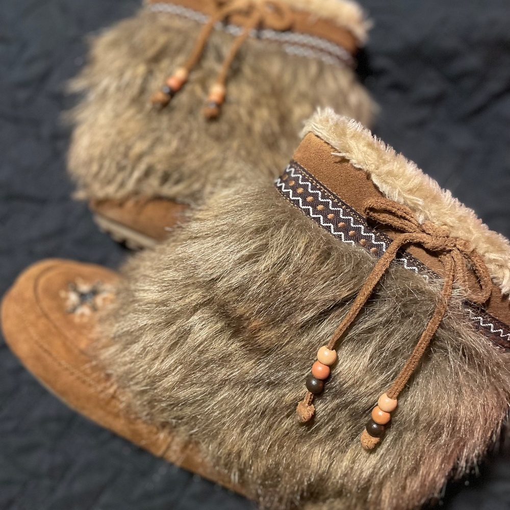 Sz 8.5 Minnetonka Faux Fur Boots - Picture 2 of 5